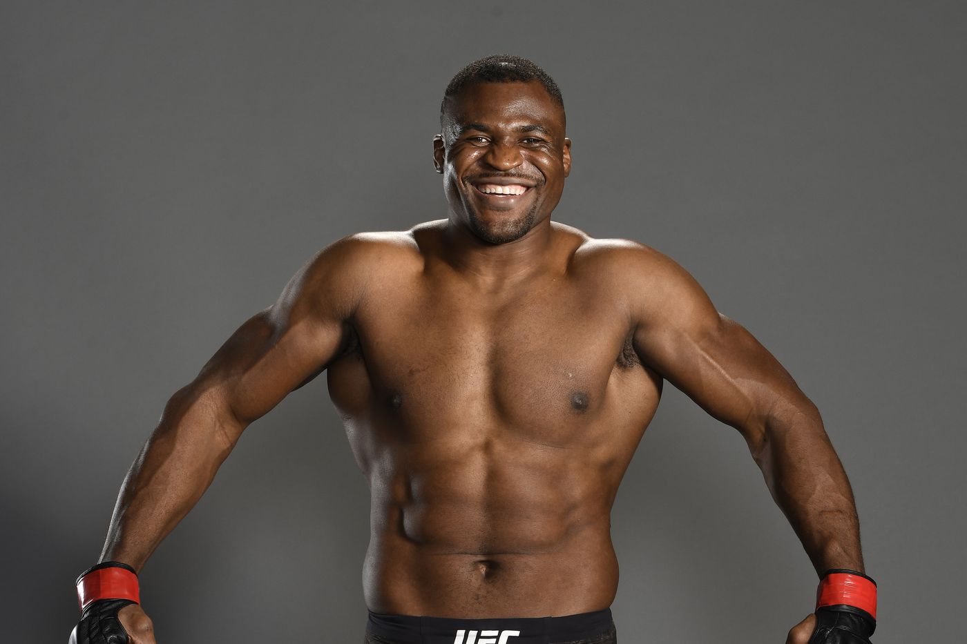 Francis Ngannou très reconnaissant : « Il court pour tenir la porte, il prend mon sac, il m’a beaucoup aidé »