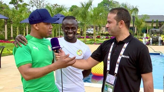 El-Hadji Diouf avec Sadio Mané devant un journaliste lors de la Coupe d'Afrique des Nations 2021, remportée par le Sénégal. 