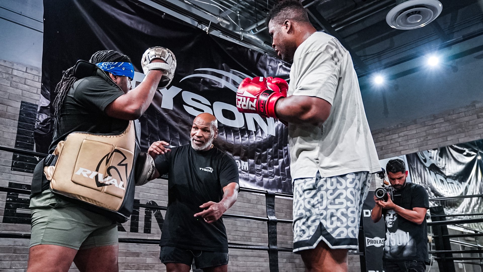 Outsider contre Fury, Francis Ngannou reçoit un conseil capital d’un spécialiste de la boxe : « Il faut lui apprendre à… »