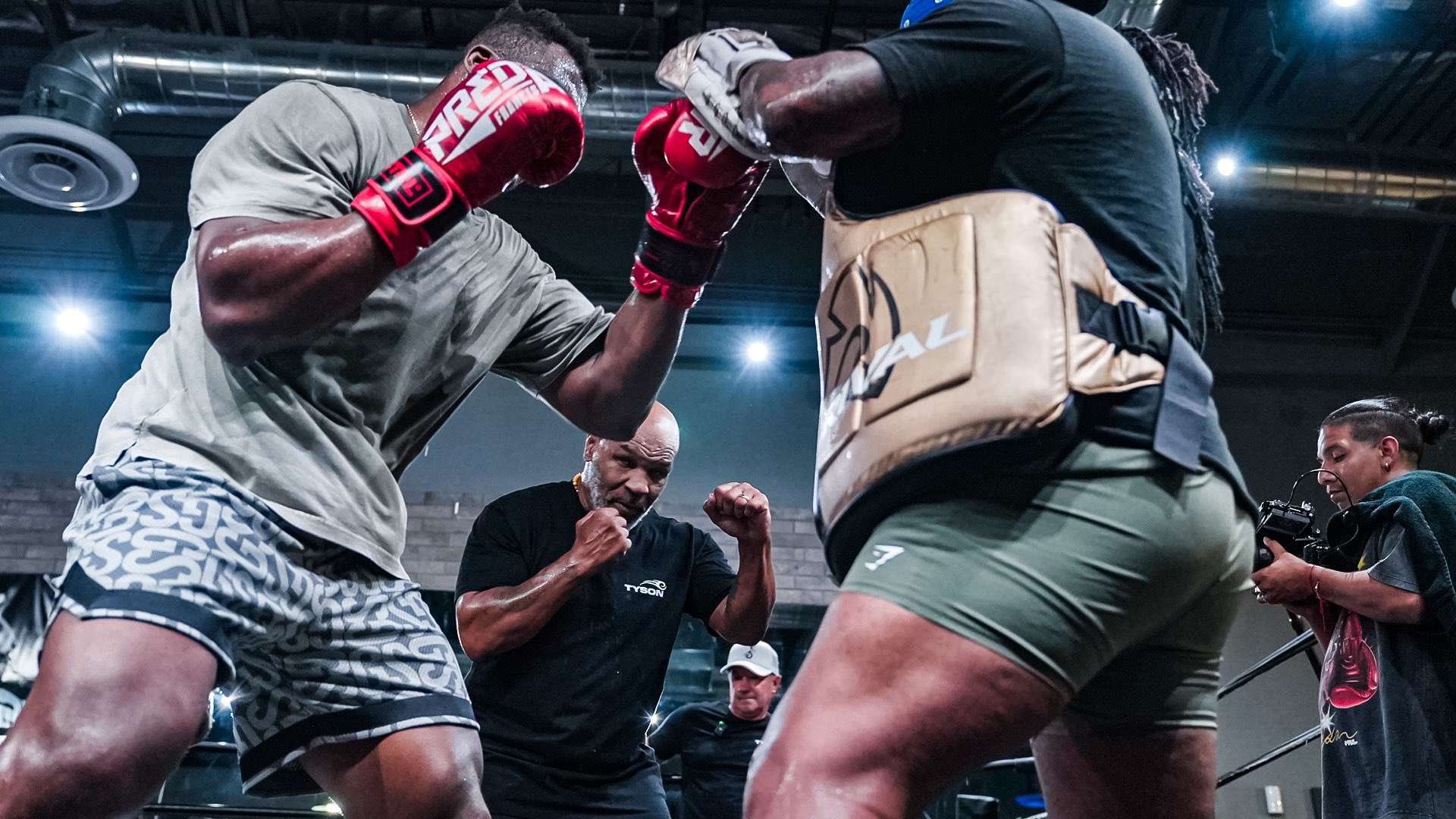 Mike Tyson, qui entraîne Ngannou contre Fury, les premières images sont impressionnantes !