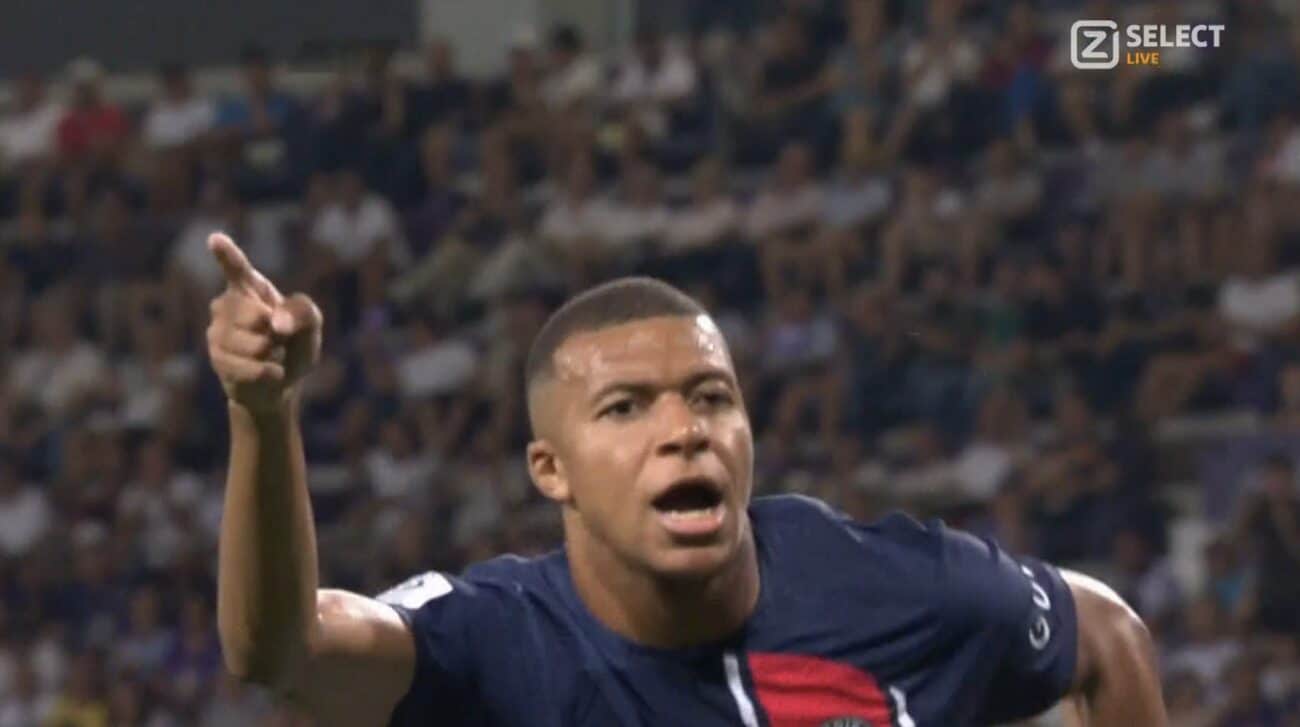 À peine entrée en jeu, Mbappé marque son premier but de la saison à Toulouse ! (VIDEO)