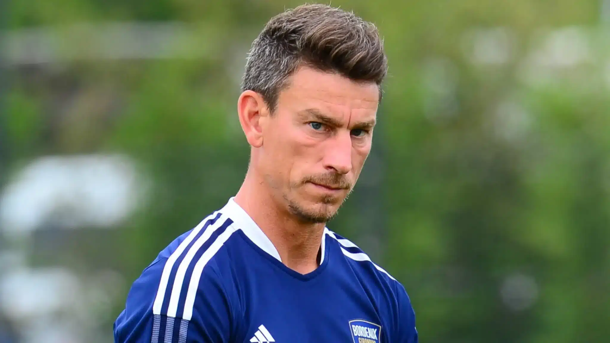 Officiel : Lorient Koscielny (ex-défenseur d’Arsenal) a trouvé un banc en France !