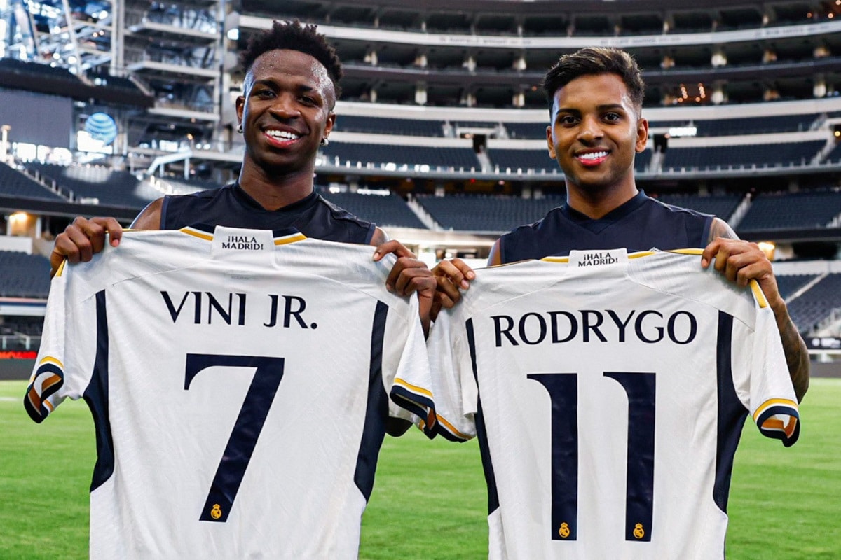 Vinicius et Rodrygo avec leurs maillots du Real Madrid 