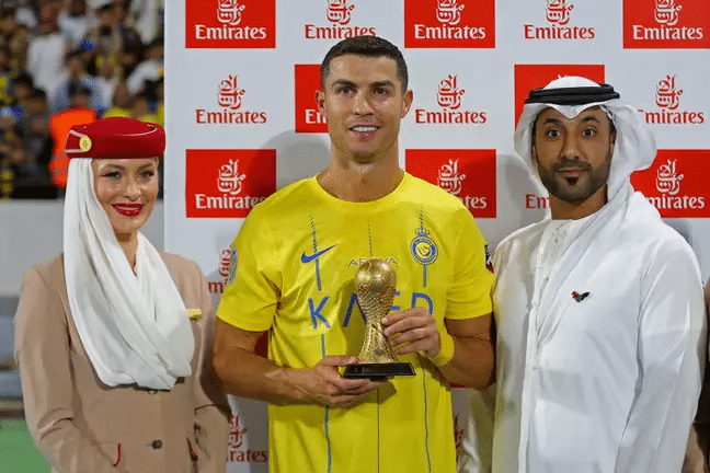 Le trophée était presque une version miniature de la Coupe du monde, la seule pièce d'argenterie de l'impressionnante collection de Ronaldo.