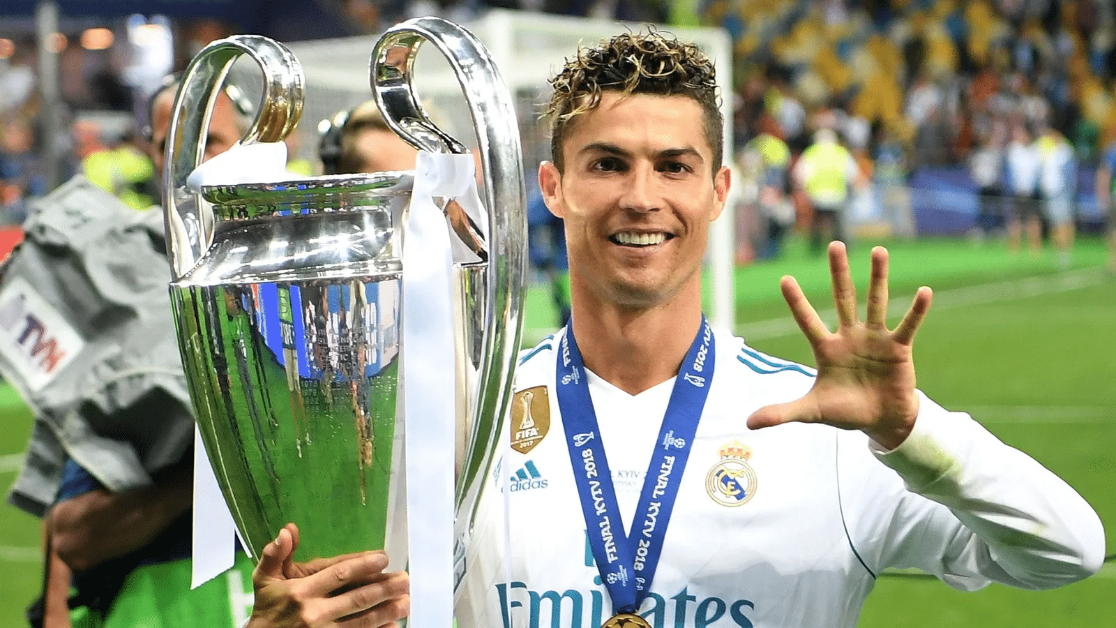8. Ronaldo : 35 trophées