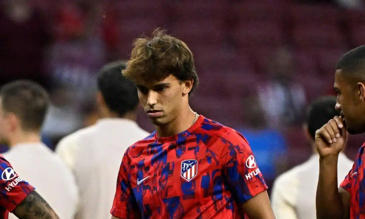 joao felix en un calentamiento con el atletico de madrid