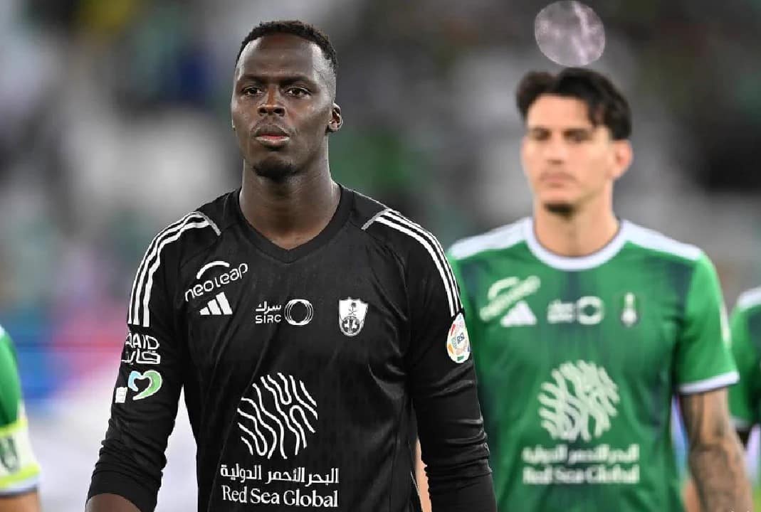 Enorme bévue, Edouard Mendy se loupe complètement et encaisse un but sensationnel avec Al Ahli (Vidéo)