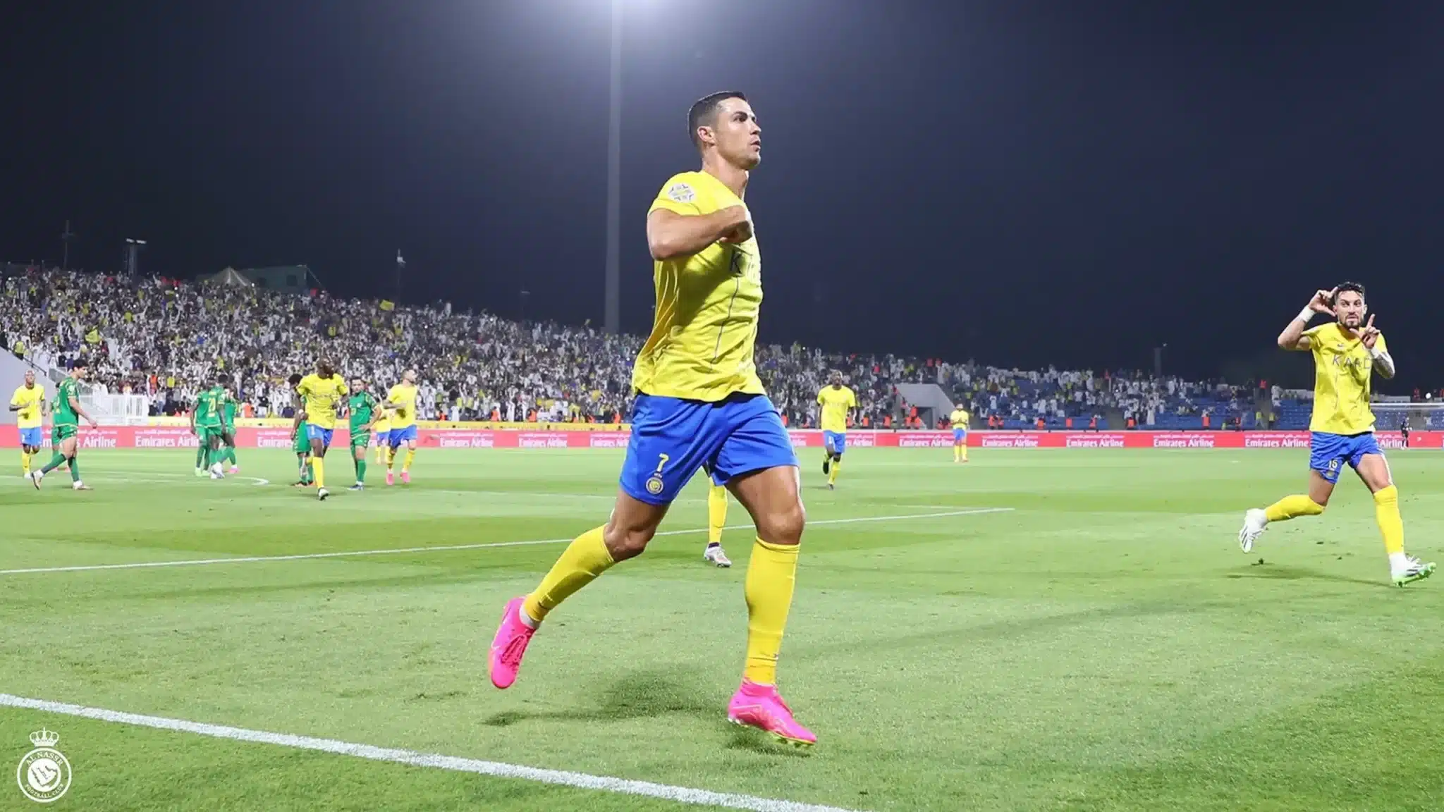 Cristiano Ronaldo s’élève au-dessus de tous pour marquer un deuxième but aérien sensationnel (vidéo)