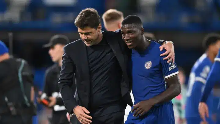 Situation catastrophique à Chelsea, Mauricio Pochettino rumine : "Je vais pleurer et me plaindre à qui ?" 3 Mauricio Pochettino et Moise Caicedo à Chelsea
