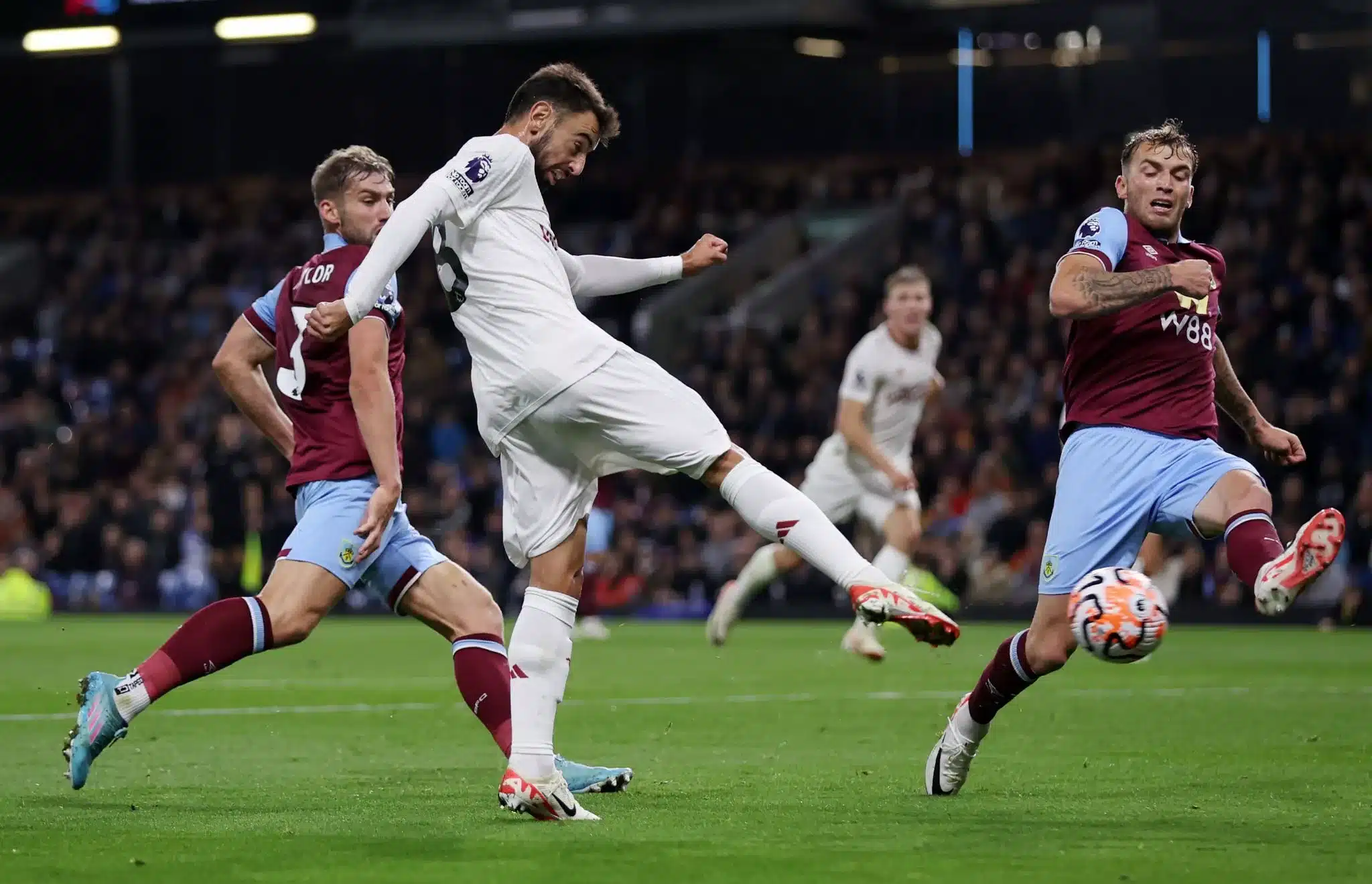 Manchester United s’impose sur le fil à Burnley et renoue avec la victoire