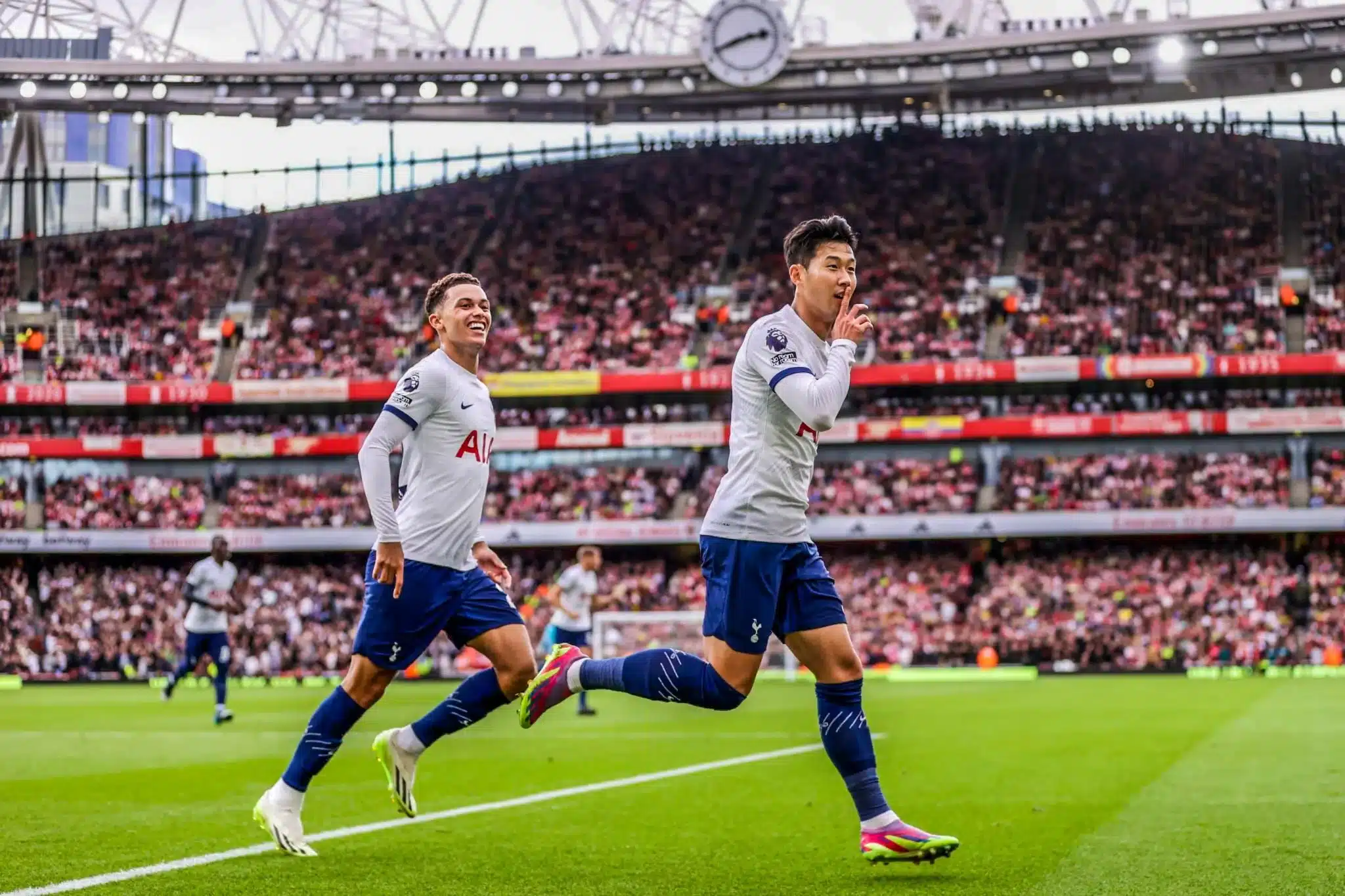 VIDÉO : Son répond à Saka avec un doublé, le derby s’enflamme