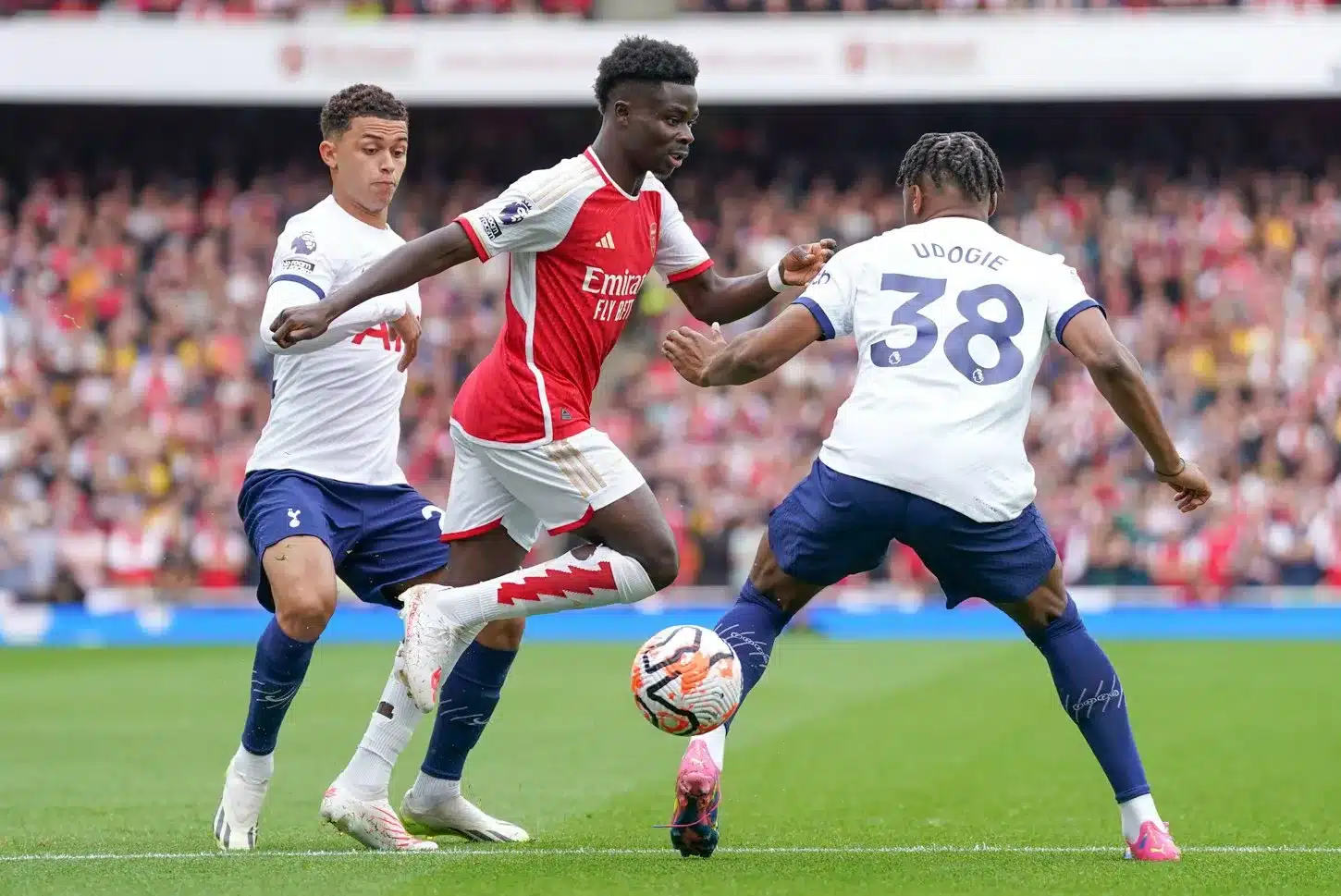 Arsenal et Tottenham se neutralisent dans un derby électrique