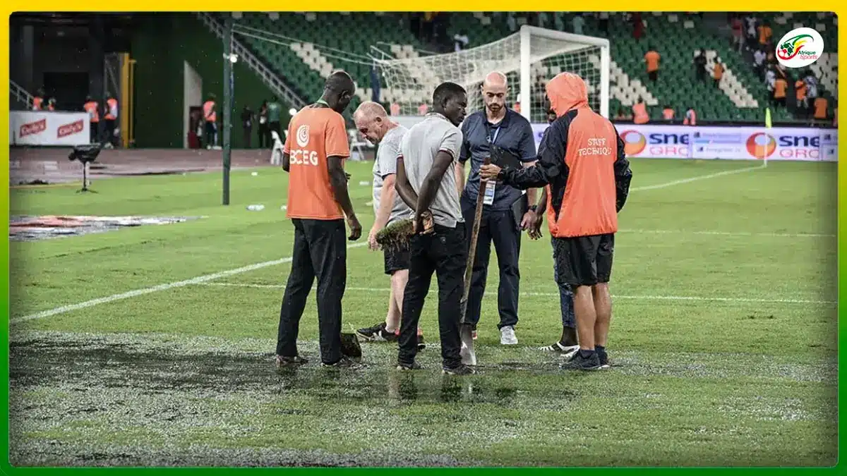 Oubliez Ebimpé,  voici l’état piteux de la pelouse du stade de l’AC Milan après une pluie (Vidéo)