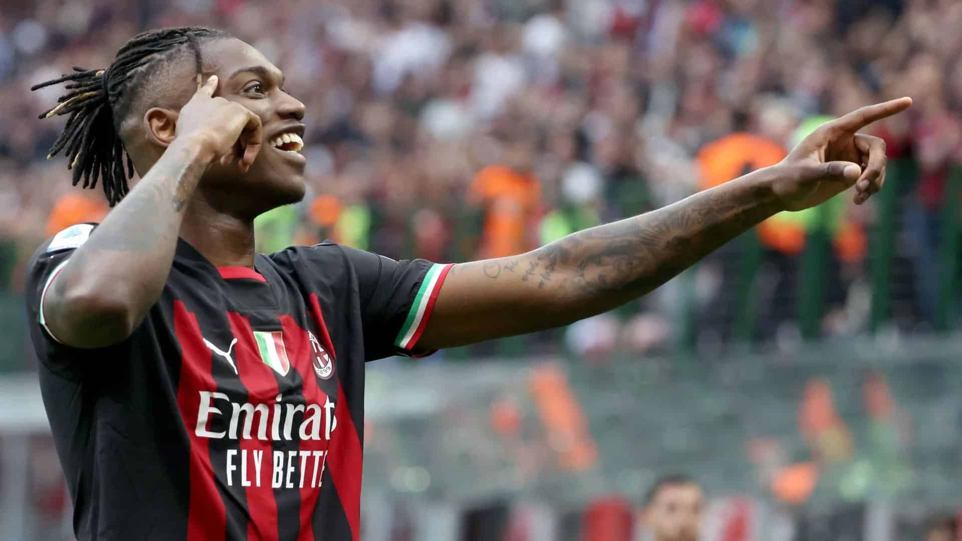 VIDEO : Giroud passe en profondeur pour Leao, le portugais relance le derby milanais