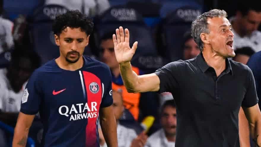 Marquinhos avec Luis Enrique lors de PSG Lorient le 12 aout 2023 1693166