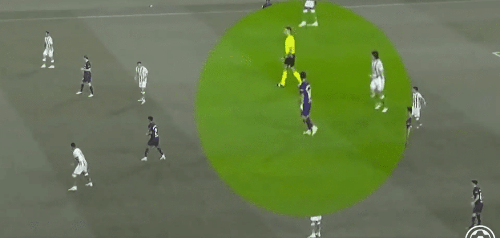 Joao Felix fait 10 fois la même chose avant le but de Lewandowski 2 Il scanne le côté droit ici