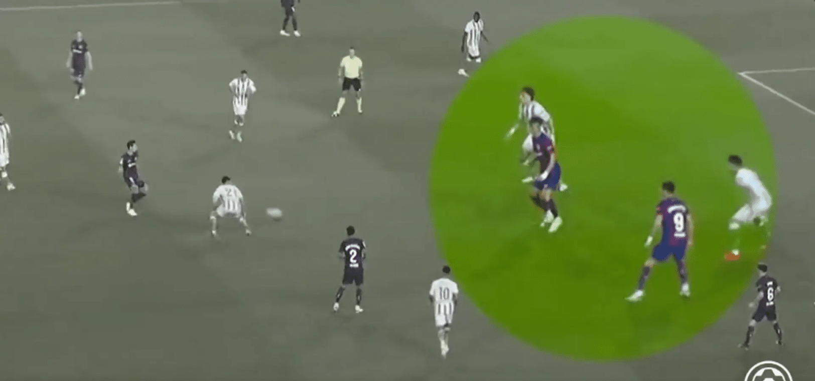 Joao Felix fait 10 fois la même chose avant le but de Lewandowski 3 Maintenant, il scrute la gauche pour prendre note de la position de Lewandowski.