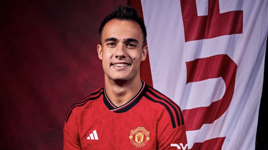 Il a fait ses débuts avec Man United samedi lors de la défaite 3-1 contre Brighton à domicile.