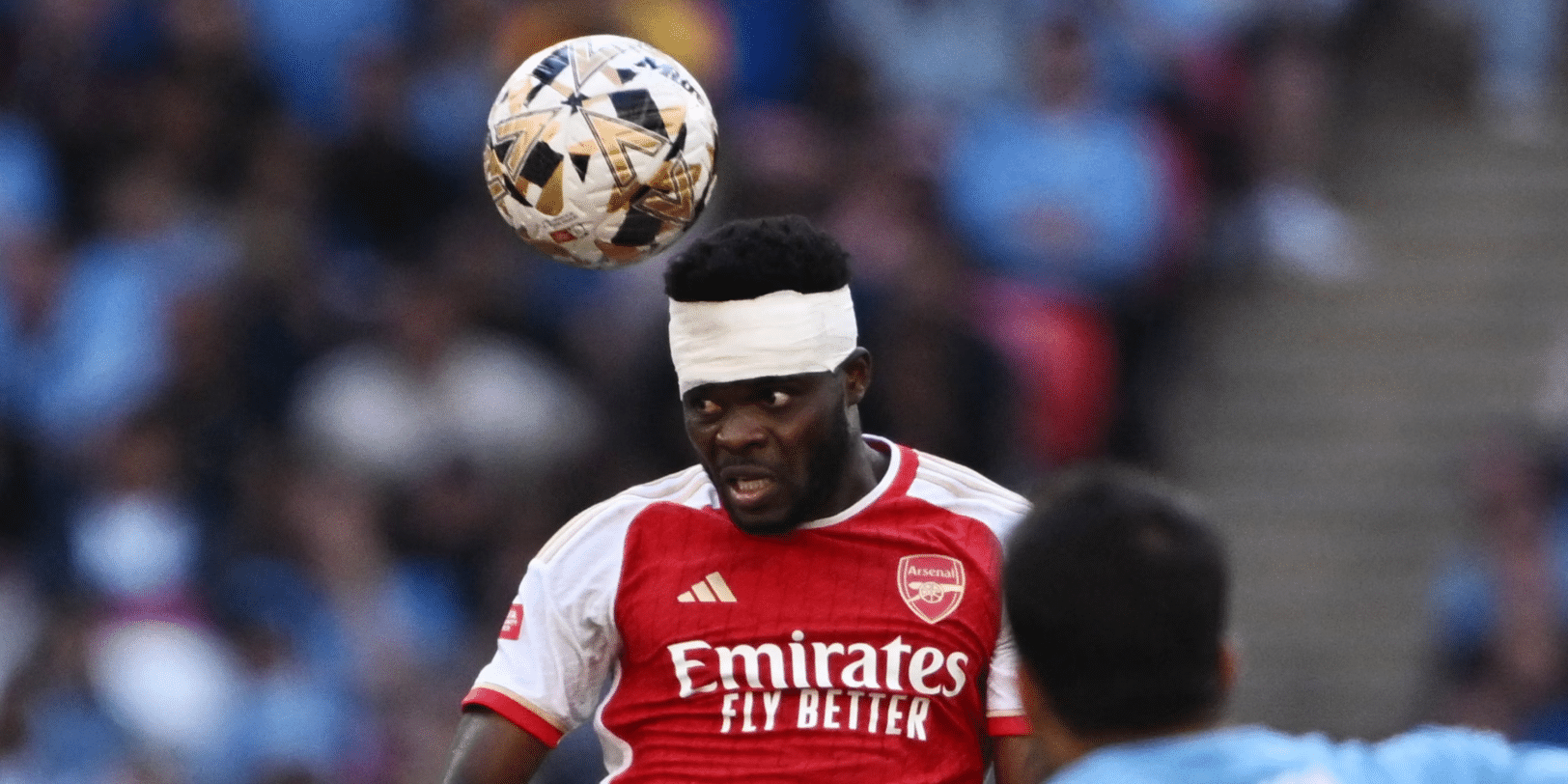 Cette blessure l'a contraint à manquer le match d'Arsenal contre Manchester United 