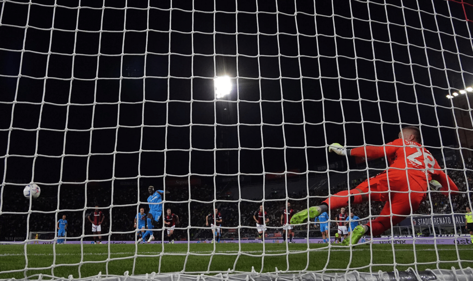 Le penalty manqué par Victor Osimhen rend triste un influenceur nigérian et lui coûte 5,6 millions d'euros 2 L'infuenceur sur le penalty manqué par Osimhen