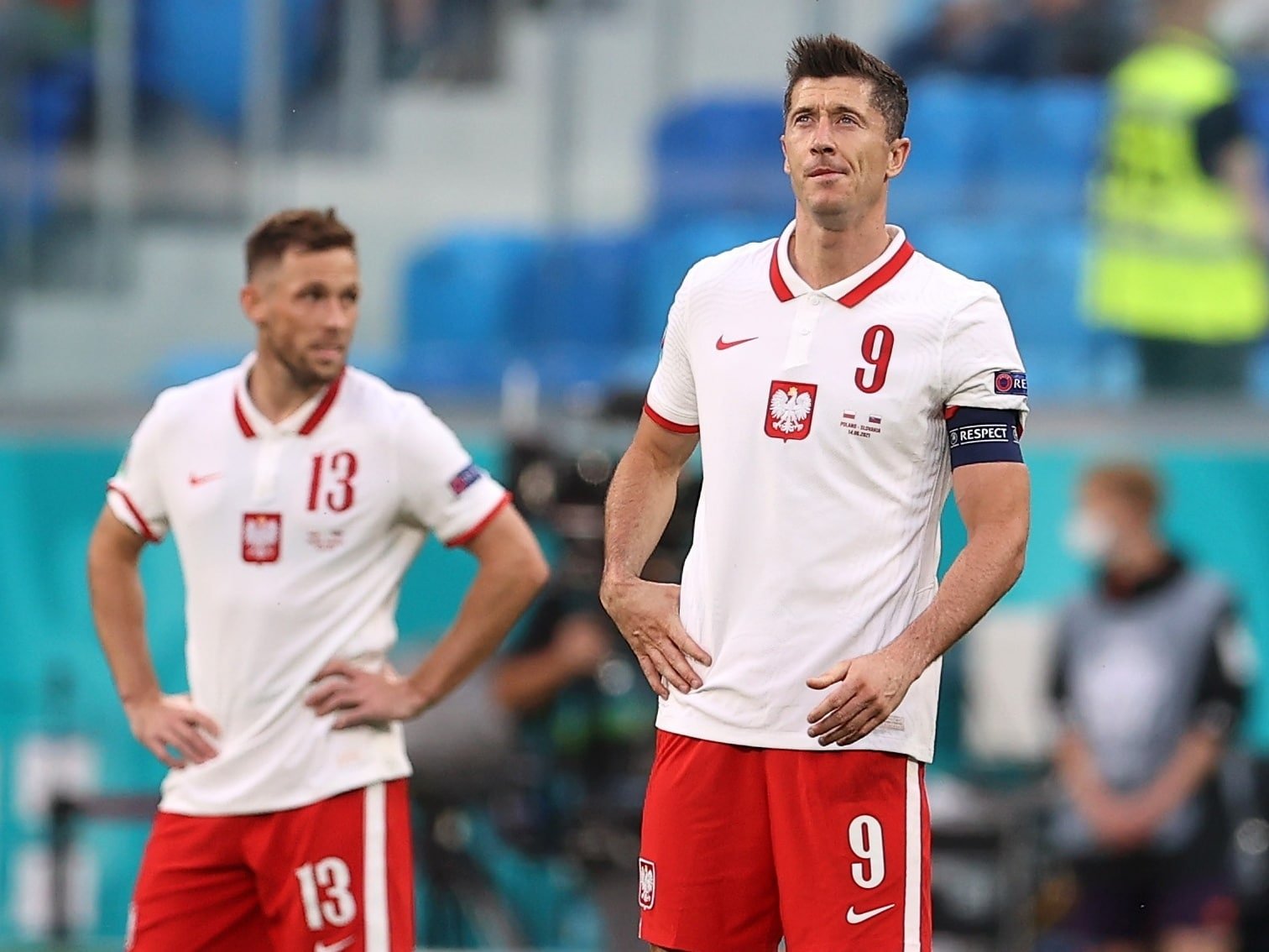 lewandowski lamenta gol marcado por skriniar da eslovaquia durante estreia na eurocopa pela polonia
