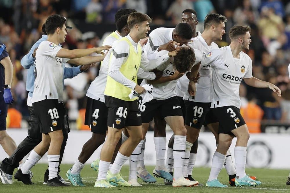 los jugadores del valencia celebran su victoria ante el valladolid al final del encuentro de la jornada 31 de laliga este jueves en el estadio de mestalla en valencia efe kaiforsterling