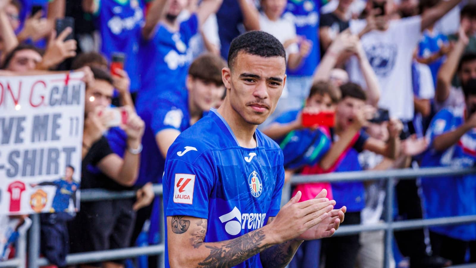 mason greenwood applauds getafe fans during transfer unveiling 2