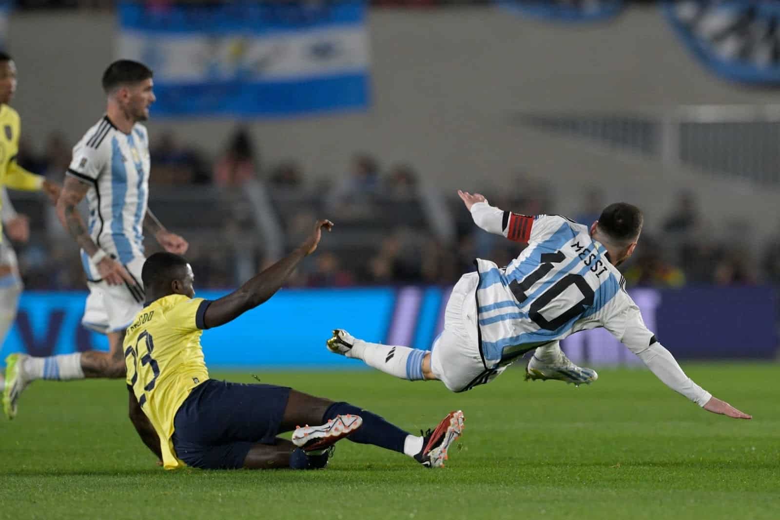 VIDEO : Lionel Messi humilie Moises Caicedo avec un geste remarquable