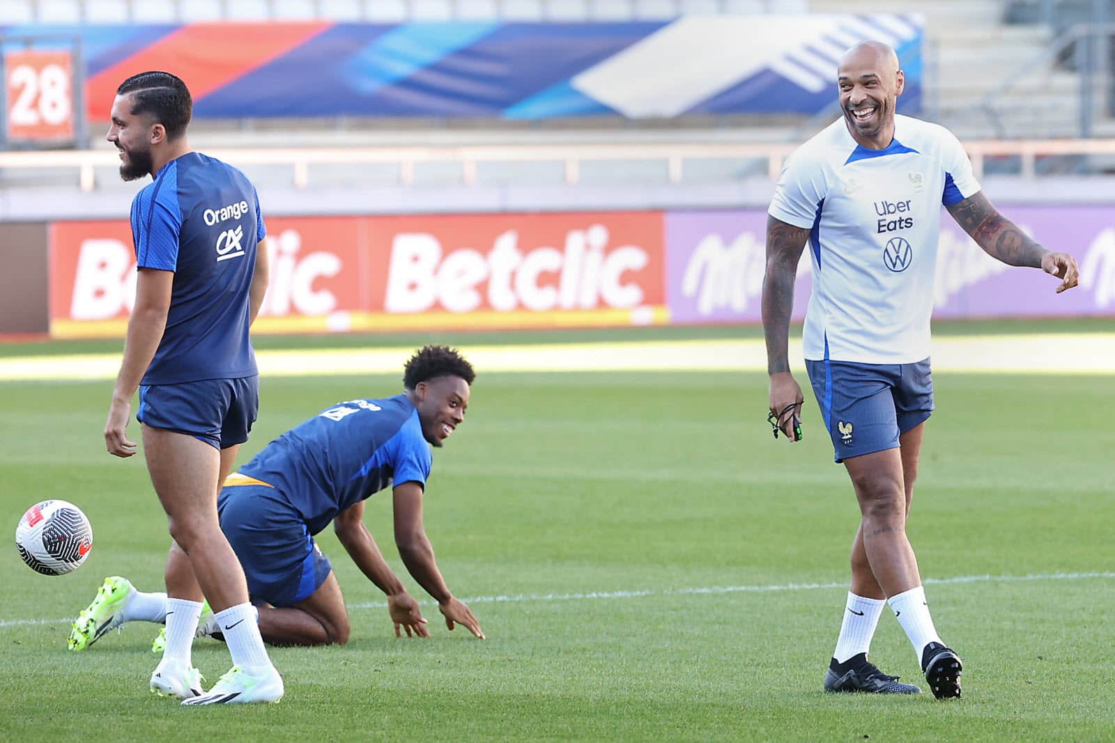 EdF Espoirs : Thierry Henry reçoit des fleurs d’une pépite française