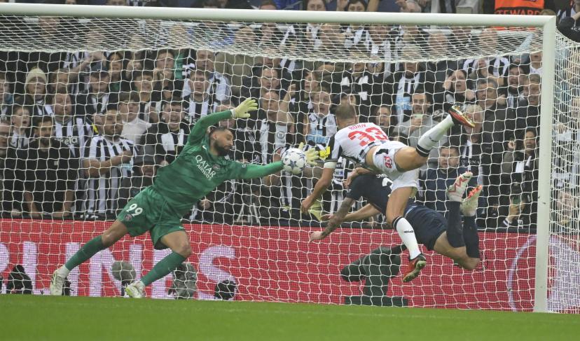 VIDÉO : Le but autoritaire de Dan Burn met le PSG complètement à genoux