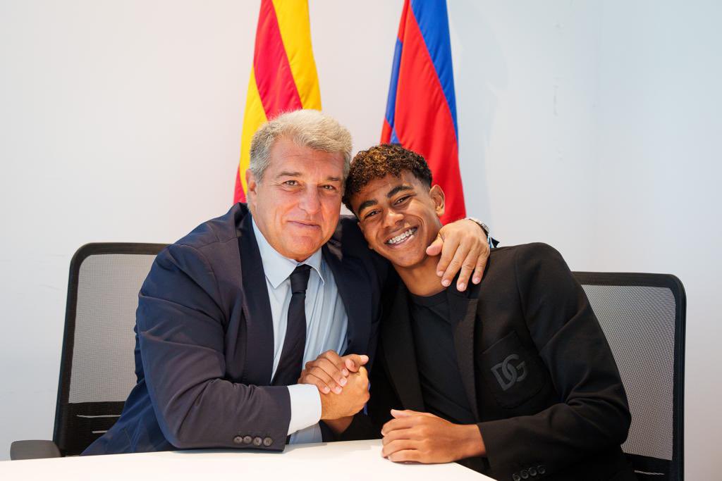 Lamine Yamal signe son premier contrat pro avec le Barça