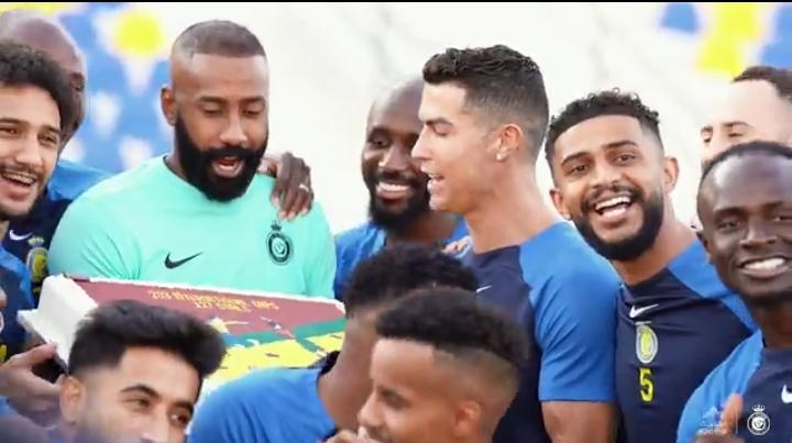 Meilleur buteur de l’année: Ronaldo reçoit un joli cadeau des mains de Mané et ses coéquipiers (VIDEO)