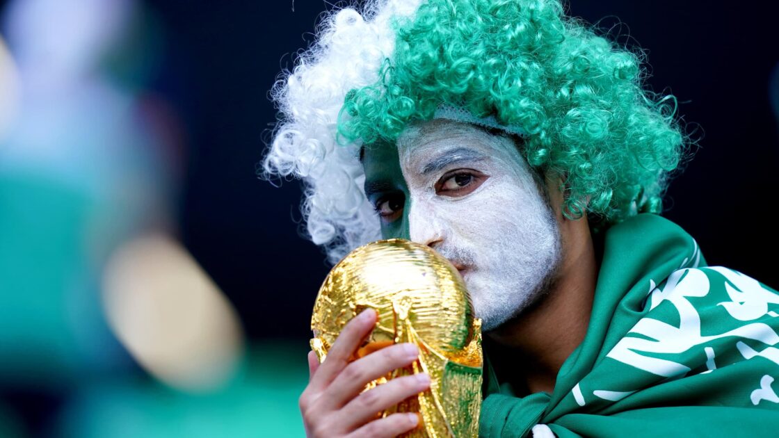 Un supporter de l Arabie saoudite avec une replique de la Coupe du monde 1719922
