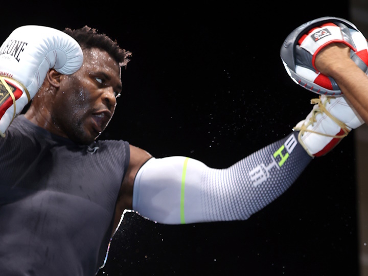 Boxe : Le cadeau exceptionnel de Cristiano Ronaldo à Francis Ngannou avant Fury