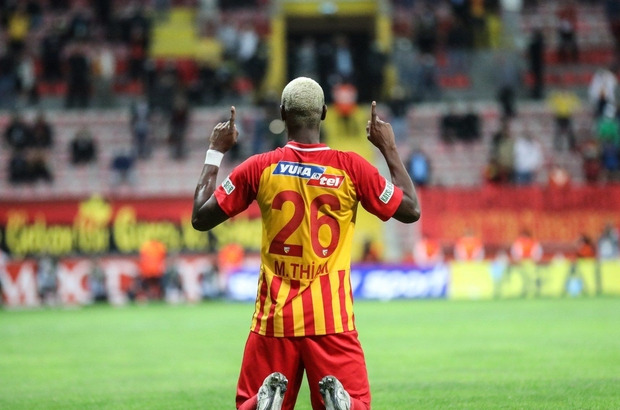 Il devient le premier joueur de l'histoire à marquer deux triplés en Süper Lig turque.