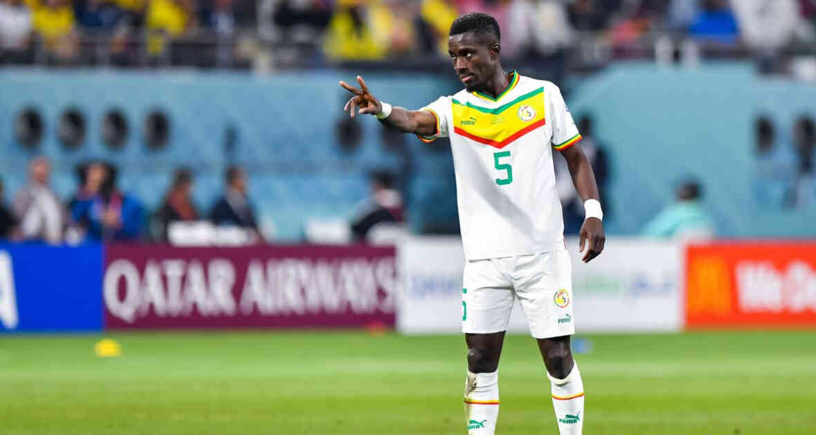 Après la rencontre, Idrissa Gana Guéye et le gardien camerounais André Onana ont eu une petite discussion.