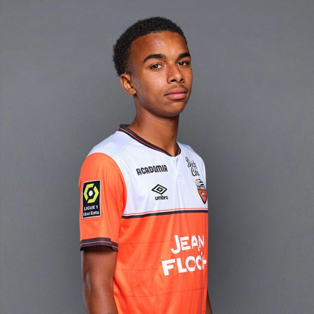 Chaque année, Eli Junior Kroupi perçoit un salaire de 120 000 euros (78 000 000 FCFA) lorsqu'il joue au FC Lorient.