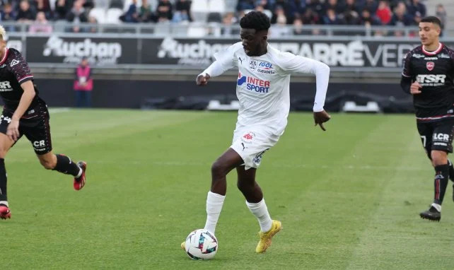 Selon Foot Mercato, l'équipe monégasque aurait ciblé Kassoum Ouattara, un défenseur évoluant en Ligue 2 avec l'Amiens SC.