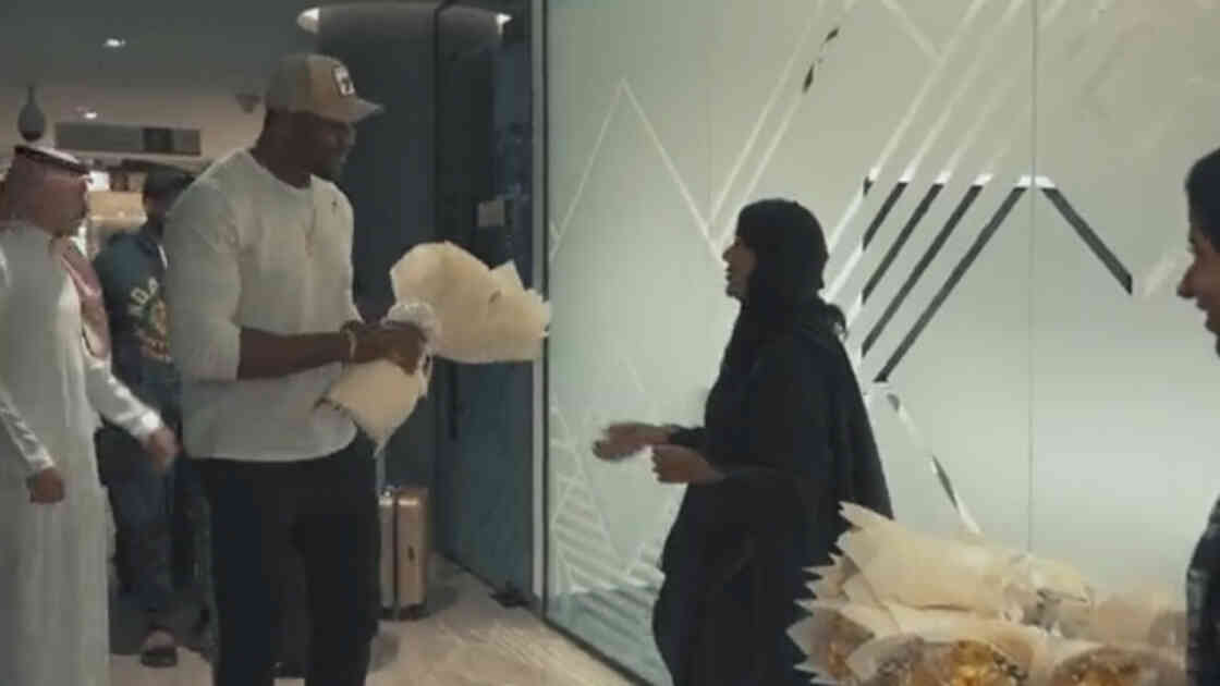 Boxe : Avant son premier duel, Francis Ngannou débarque royalement en Arabie Saoudite (VIDÉO)