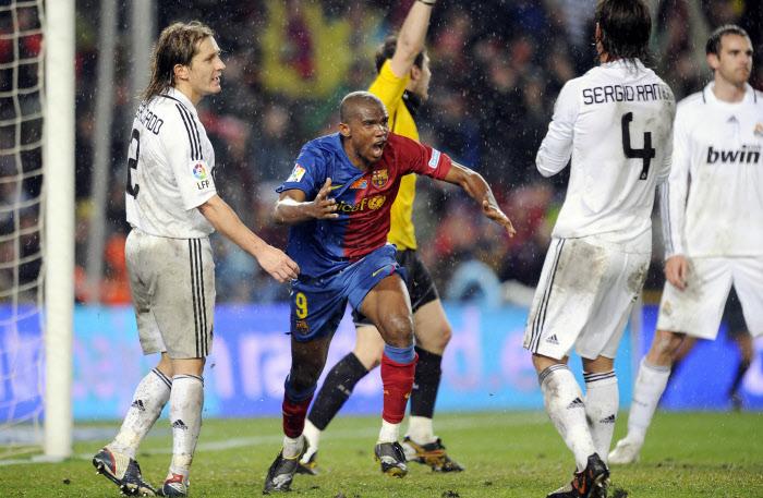 Eto’o, Luis Figo, Ronaldo… Découvrez les 14 traîtres qui ont joué pour le Real Madrid et le Barça