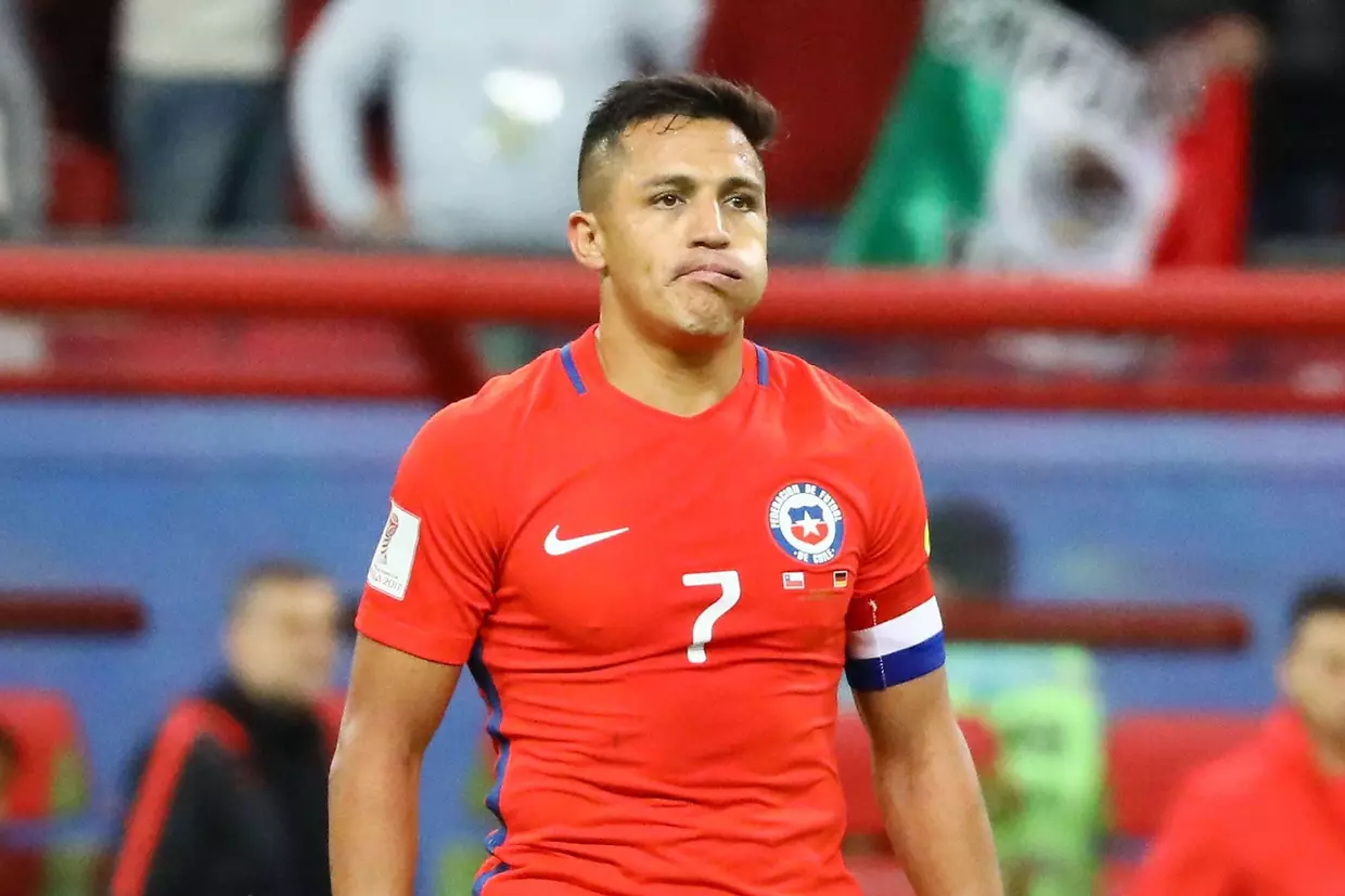 Chili : "Il y a trois douches, elle ne fonctionnent pas", Alexis Sanchez noir de colère balance tout 2 Chili : "Il y a trois douches, elle ne fonctionnent pas", Alexis Sanchez noir de colère balance tout