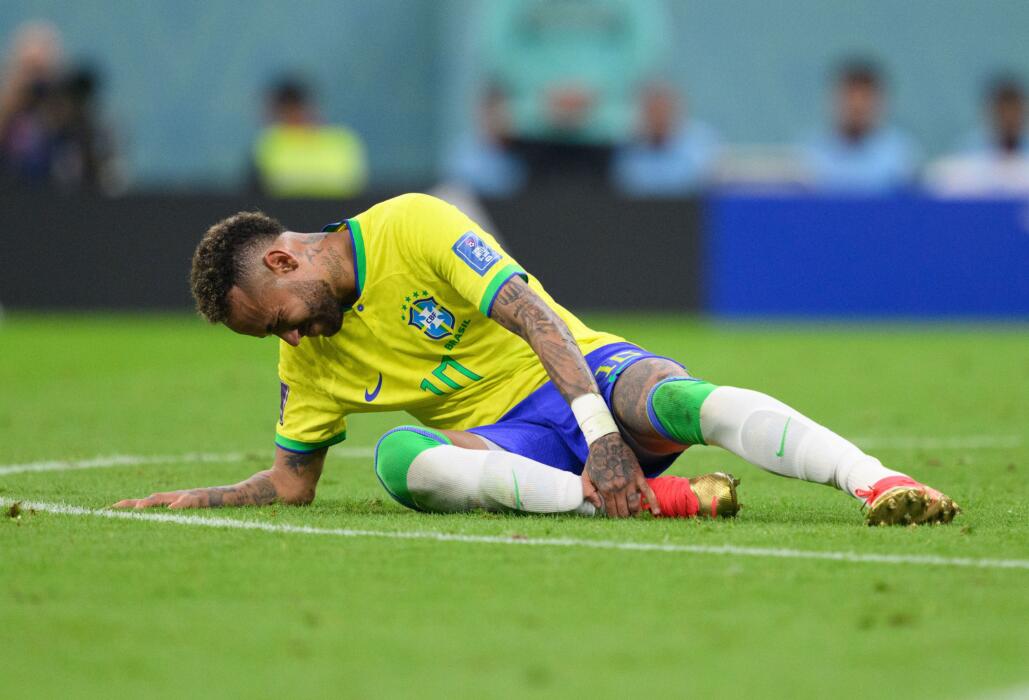 VIDÉO : Neymar agonise, l'image difficile qui secoue la toile depuis la terrible blessure au Brésil