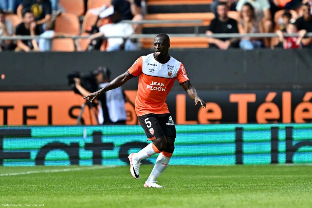 Ruiné, Benjamin Mendy vend sa luxueuse demeure en Angleterre à un prix cassé ! 2 Ruiné, Benjamin Mendy vend sa luxueuse demeure en Angleterre à un prix invraisemblable !