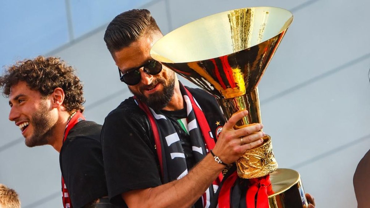 Giroud avec le trophée du Scudetto en 2022