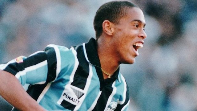 Ronaldinho Gaucho atuando pelo Gremio size 620