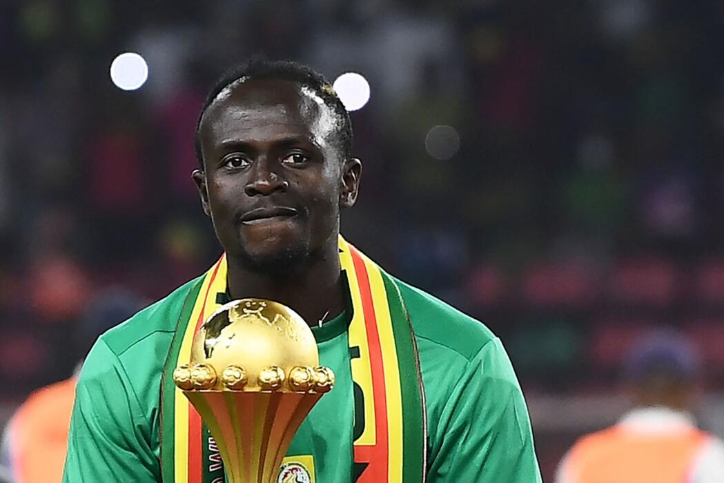 Sadio Mané avec le trophée de la CAN