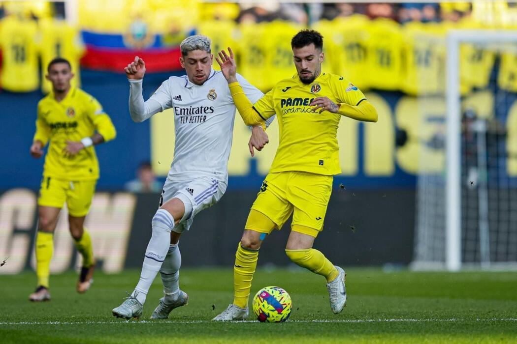 el jugador del real madrid federico valverde pugna por una pelota con alex baena del villarrreal en el encuentro de la jornada 16 de laliga disputado el 7 de enero de 2023 en la ceramica efe