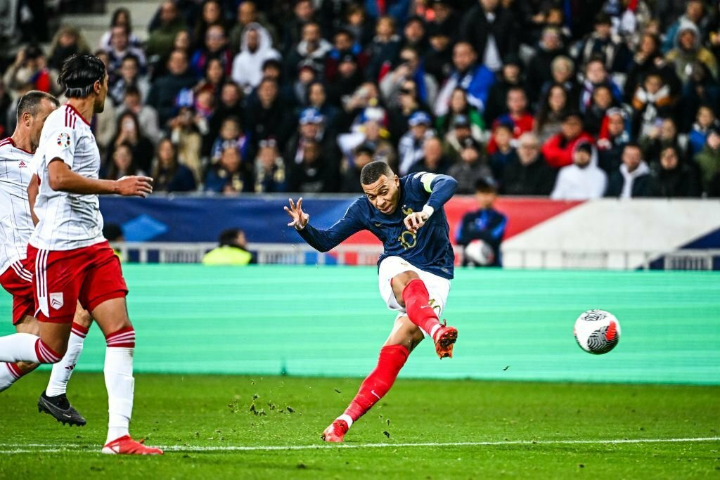 VIDEO : Kylian Mbappé marque son 44e but en sélection et égale Griezmann ! 2 image 18 9