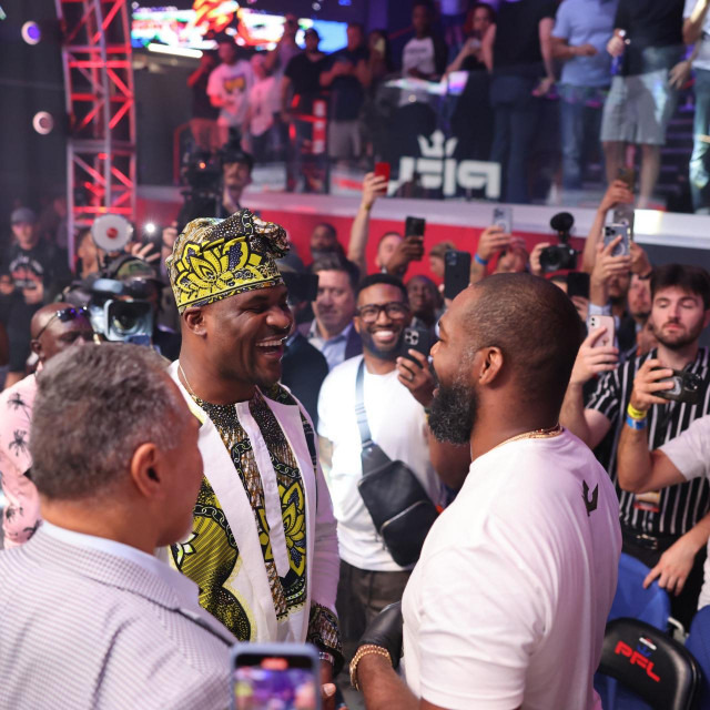 "Mais au Cameroun , son retour après son combat avec Tyson Fury a été gardé sous silence par les autorités", a écrit Mee Sikati sur la question.