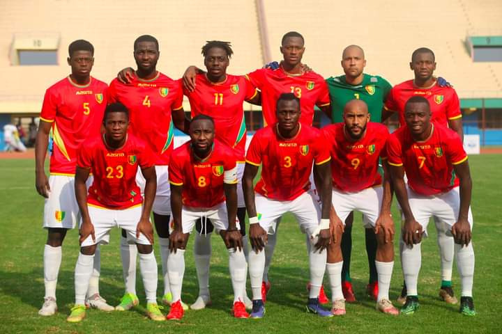 Afrika Guinée a appelé les responsables du football guinéen à mettre de côté leur ego, à faire des compromis et à aller de l'avant, déclarant : « Nous ne résisterons pas aux menaces, mais quelque chose de pire pourrait arriver.